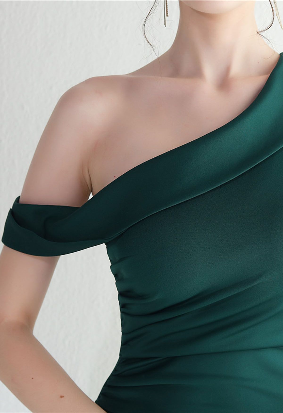One-Shoulder-Kleid mit geraffter Taille und Schlitz in Smaragdgrün