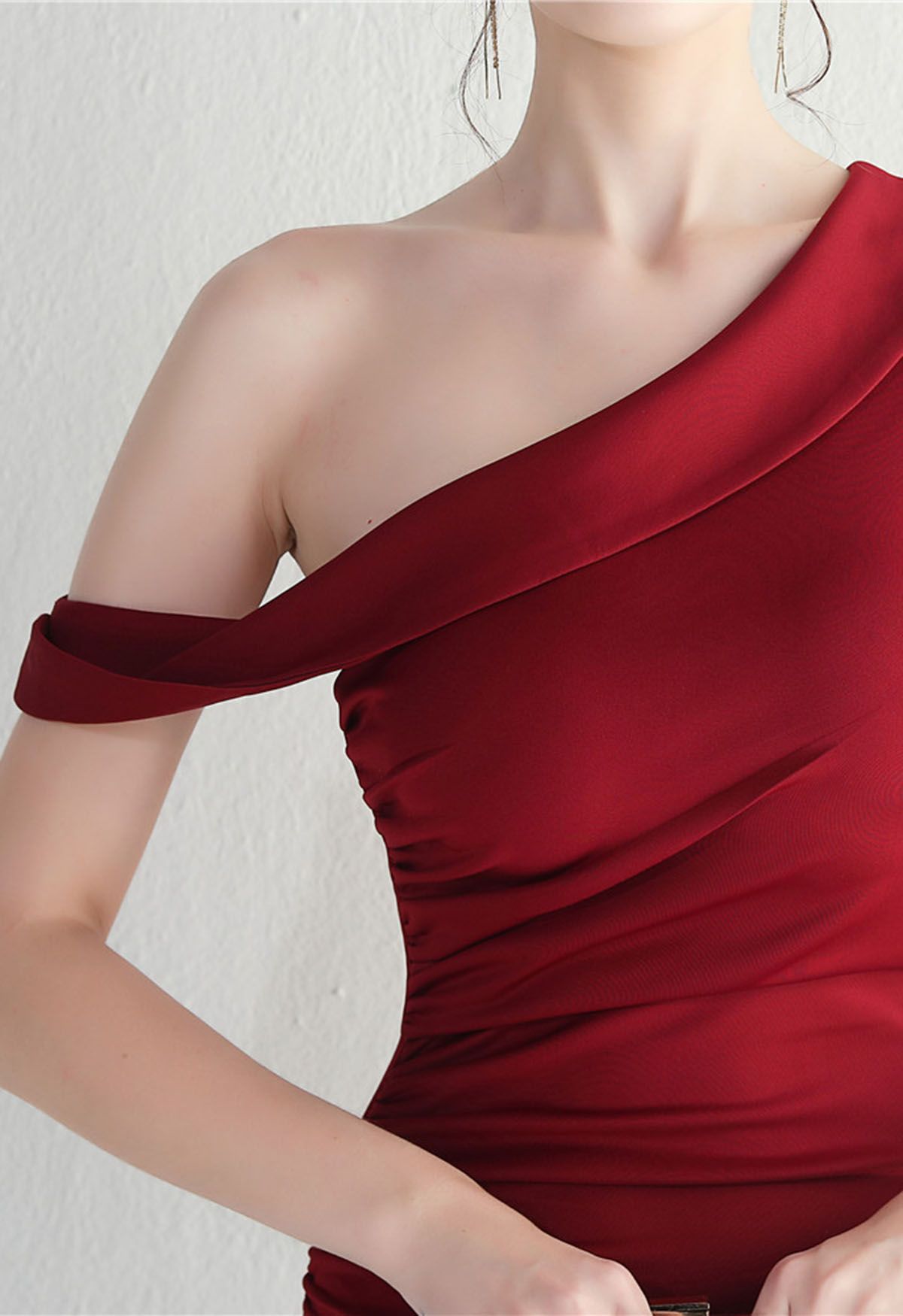 One-Shoulder-Kleid mit geraffter Taille und Schlitz in Burgunderrot