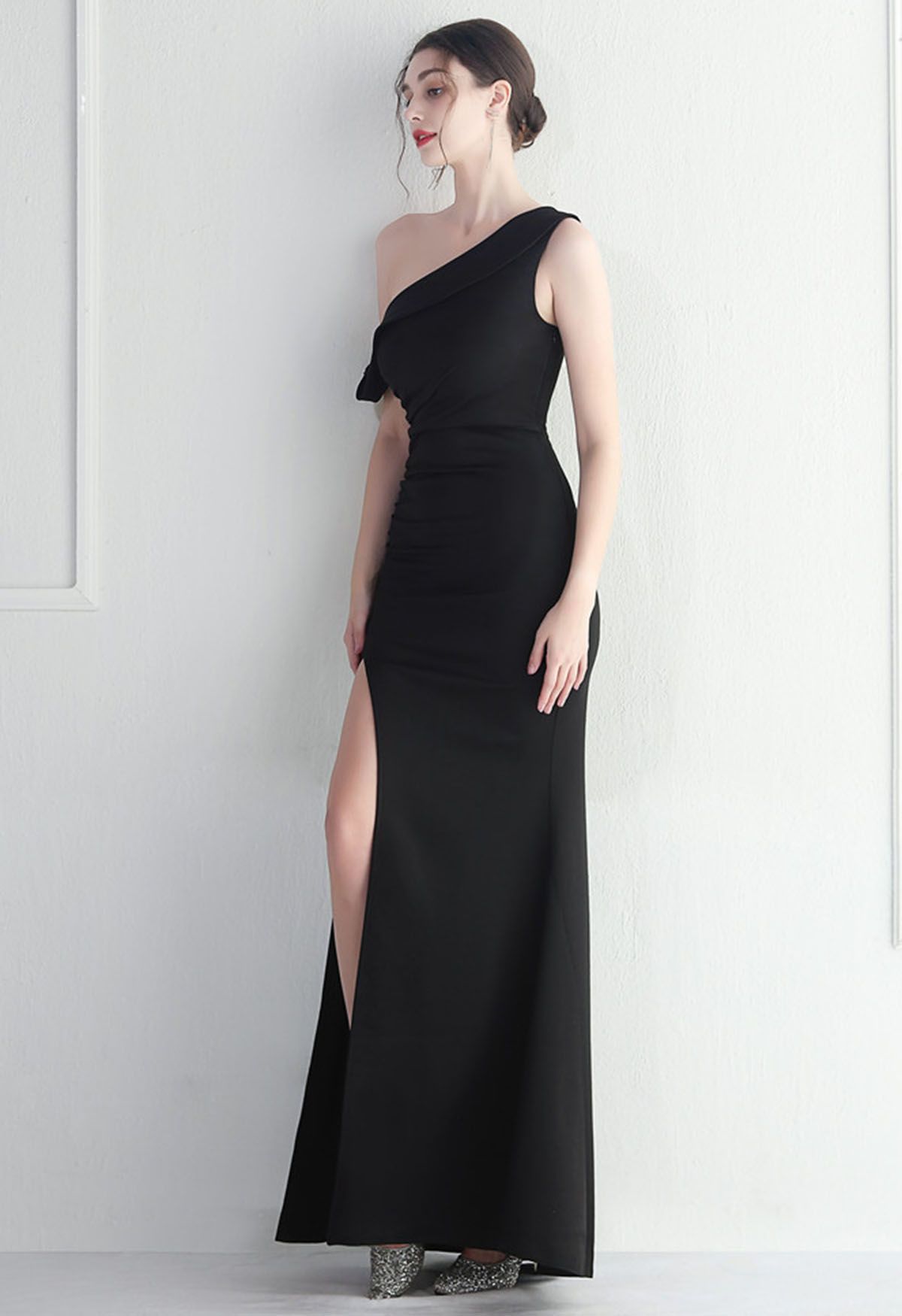 One-Shoulder-Kleid mit geraffter Taille und Schlitz in Schwarz