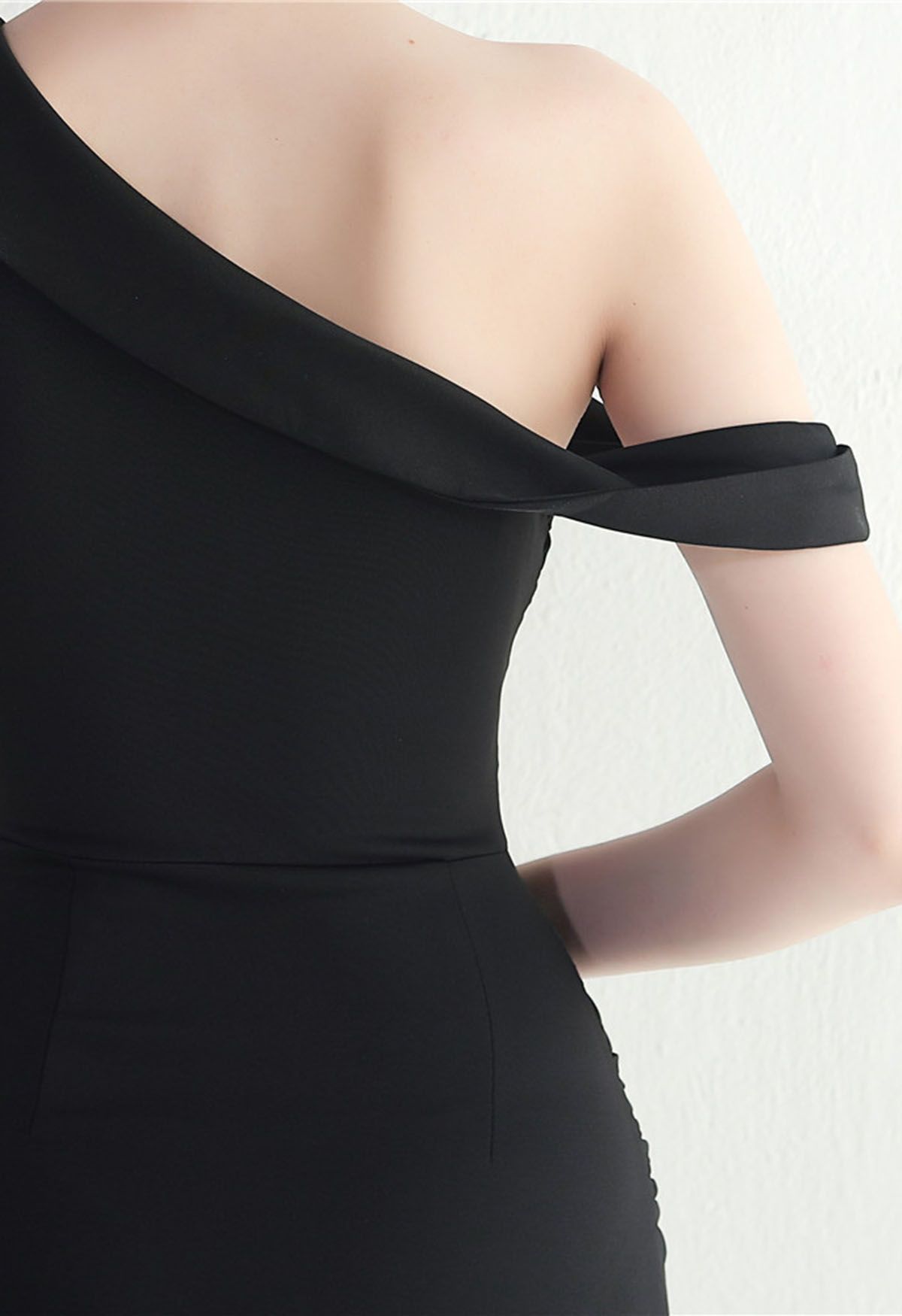 One-Shoulder-Kleid mit geraffter Taille und Schlitz in Schwarz