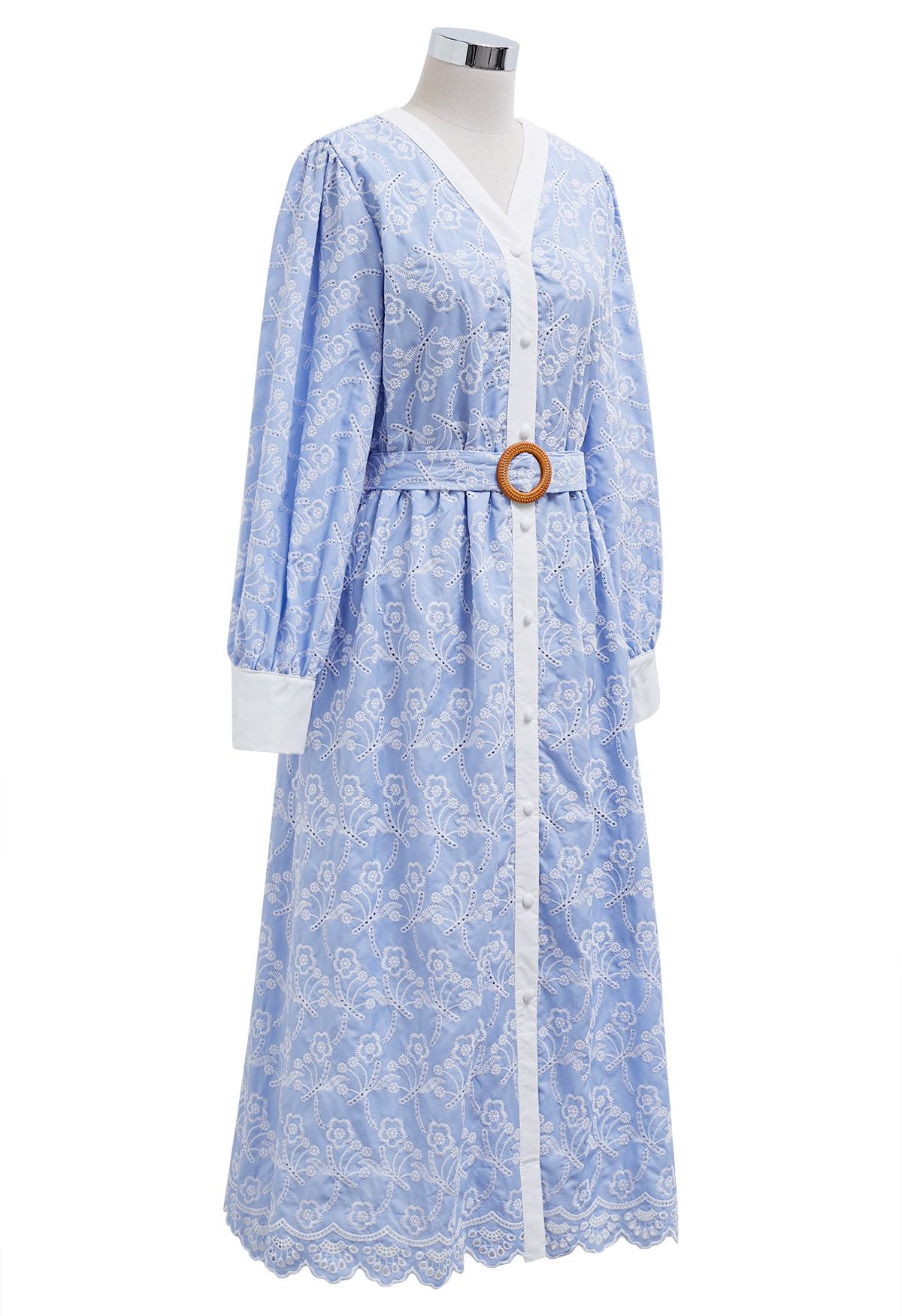 „Dancing Floret“ besticktes Button-Down-Kleid in Babyblau