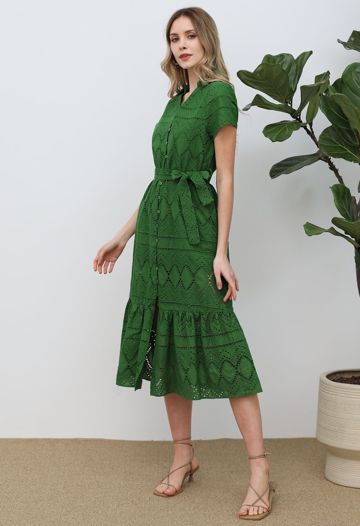 „Greenery in Spring“-Kleid mit bestickten Rüschen und Ösen