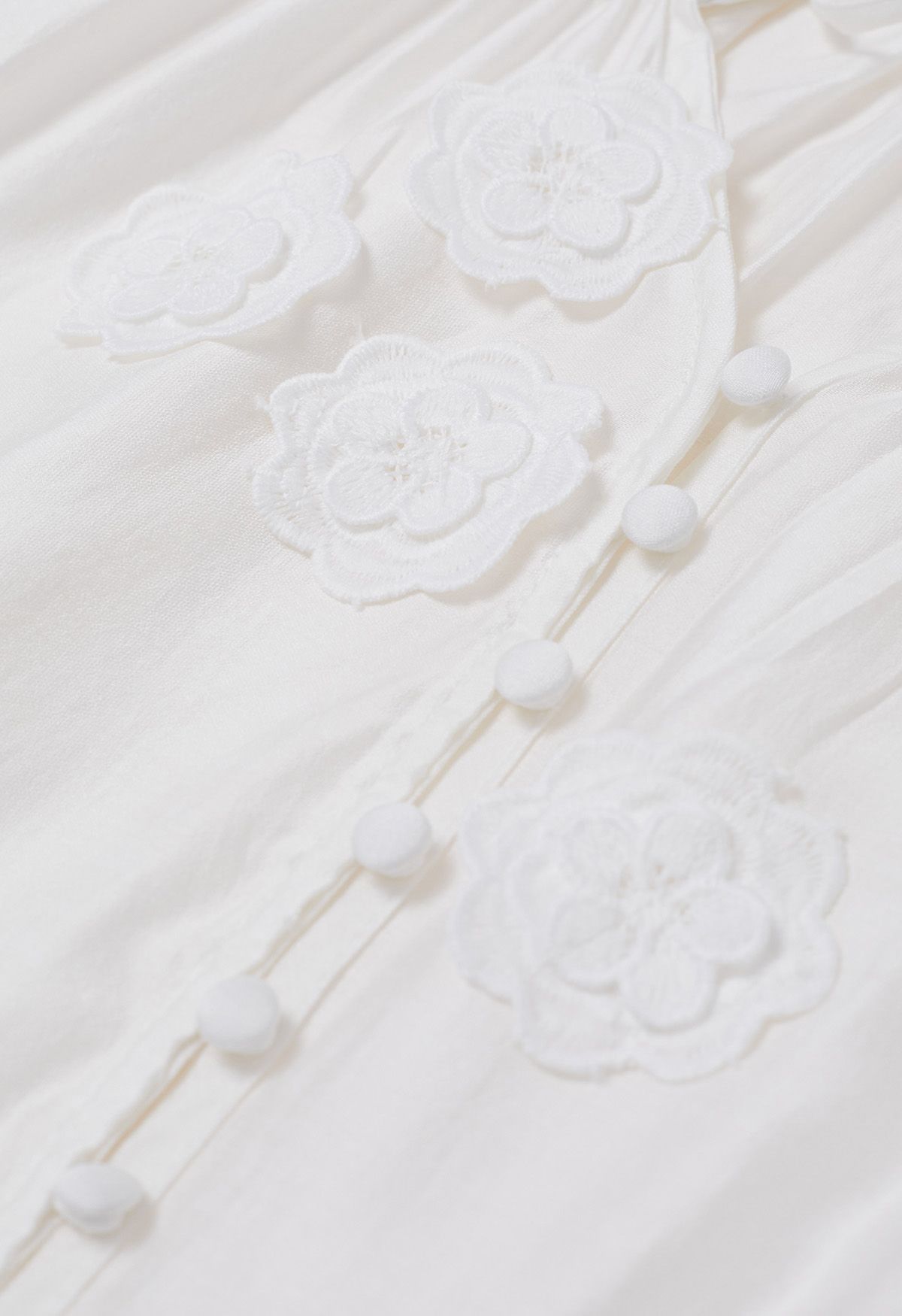Romantisches Blütenhemd mit 3D-Spitzenblumen und Knöpfen in Weiß