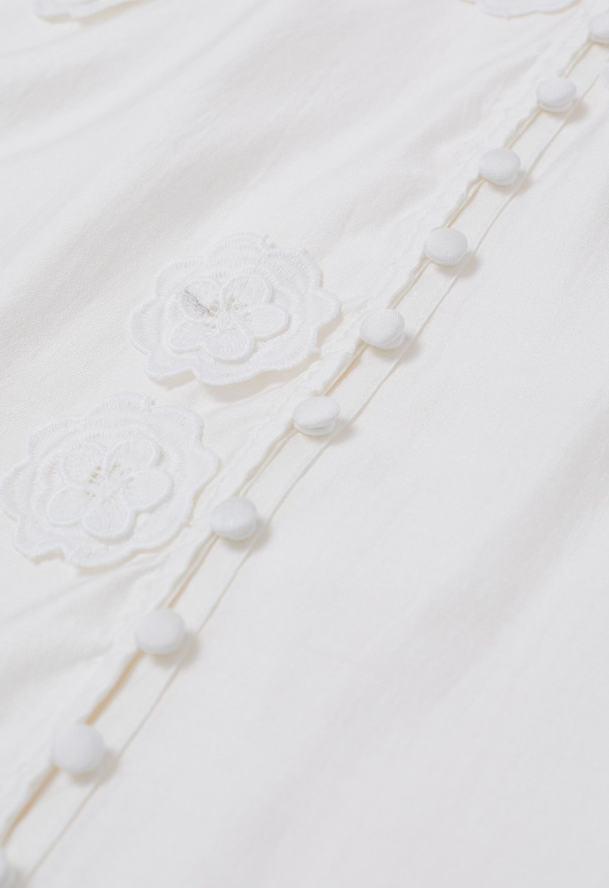 Romantisches Blütenhemd mit 3D-Spitzenblumen und Knöpfen in Weiß