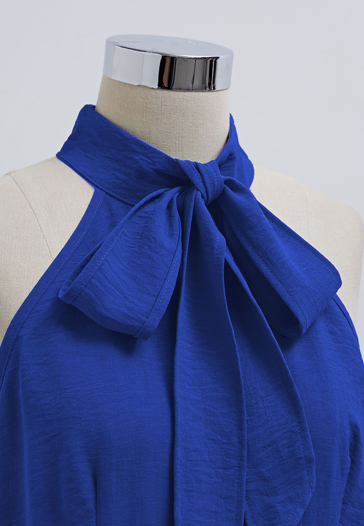 Schlanker Neckholder-Overall mit Schleife in Indigo