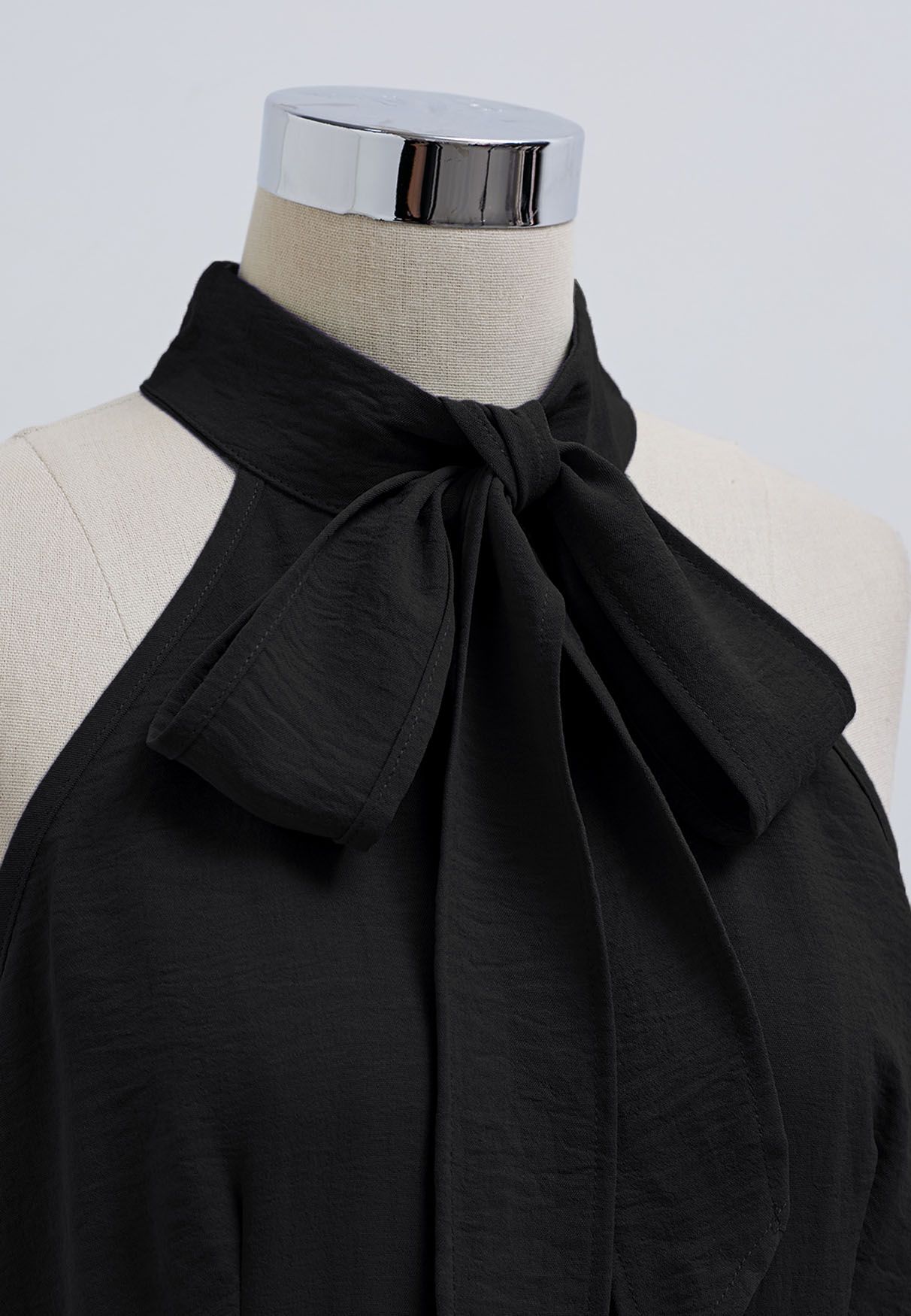 Eleganter Neckholder-Overall mit Schleife in Schwarz