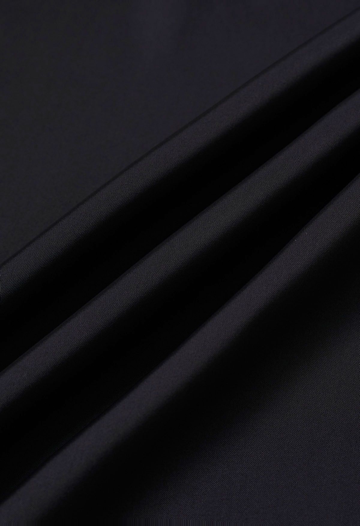 Satin-Oberteil mit Perlmuttausschnitt und seitlicher Schleife in Schwarz