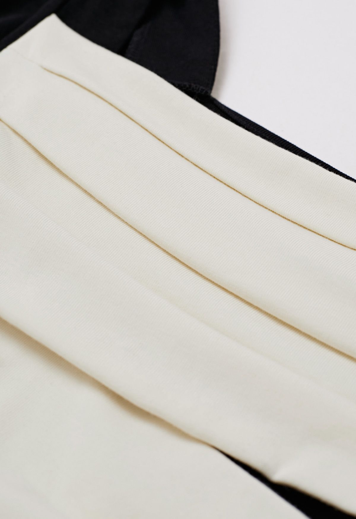 Farbblock-Top aus Baumwolle mit asymmetrischer Schulterpartie
