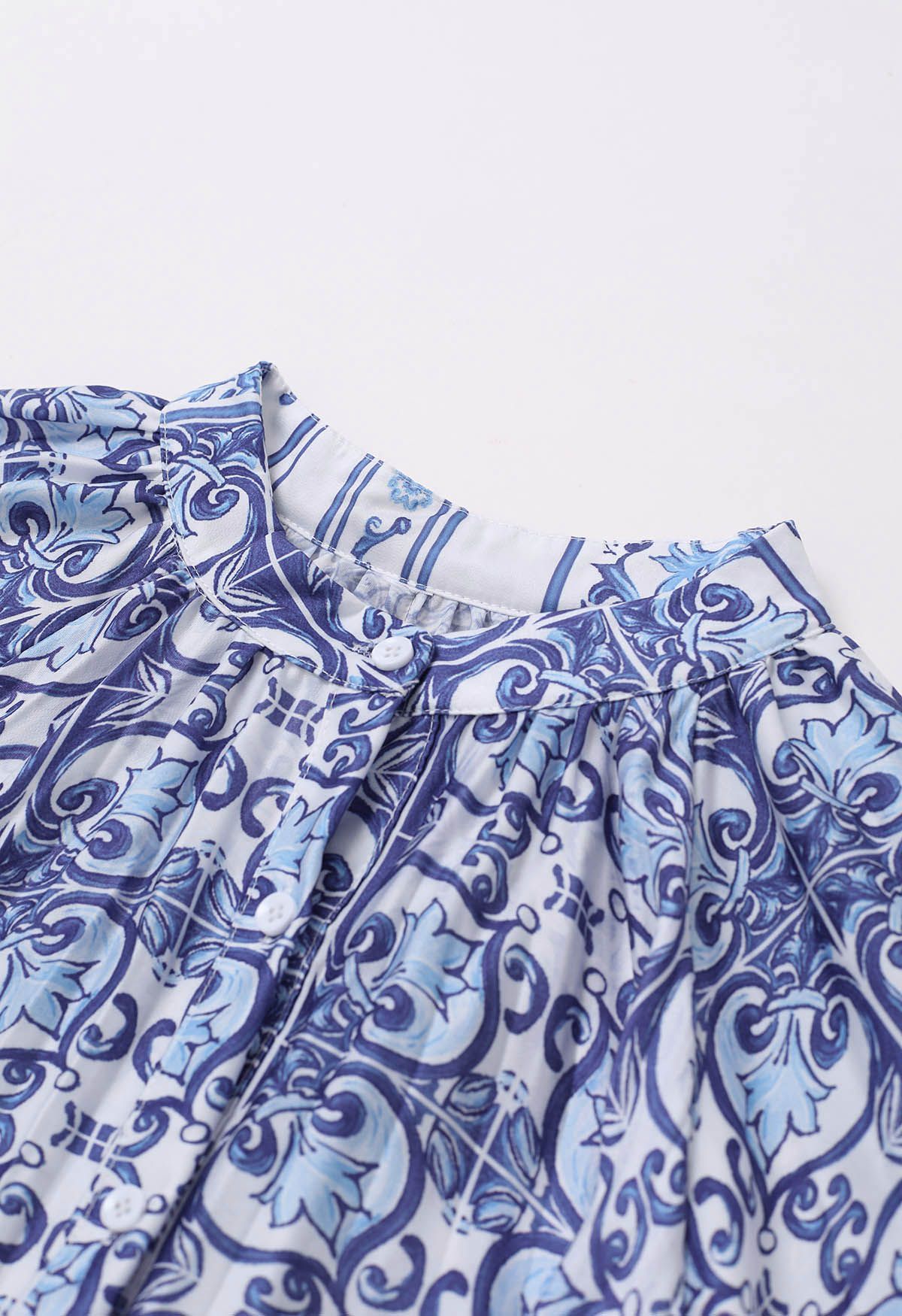 Blaues, mit Kacheln bedrucktes, plissiertes, asymmetrisches Maxikleid mit Knopfleiste