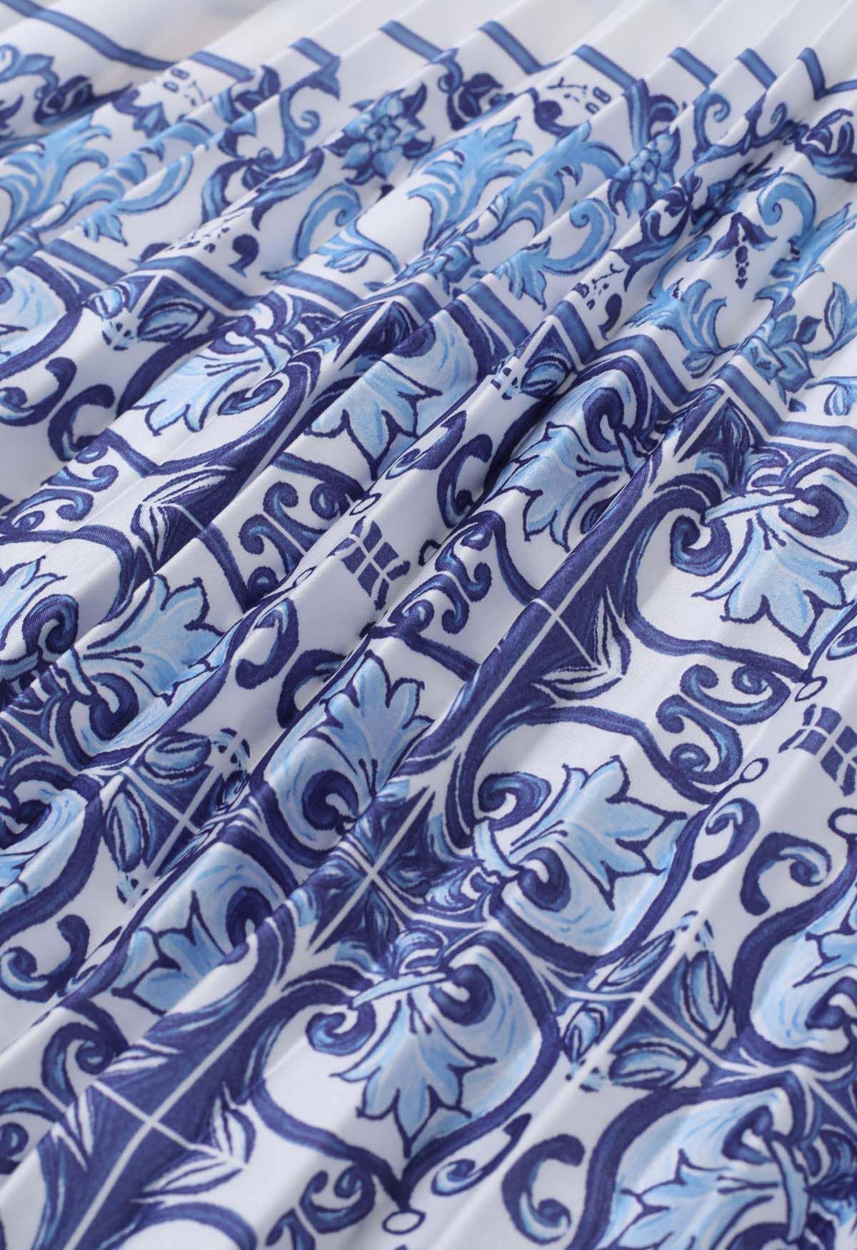 Blaues, mit Kacheln bedrucktes, plissiertes, asymmetrisches Maxikleid mit Knopfleiste
