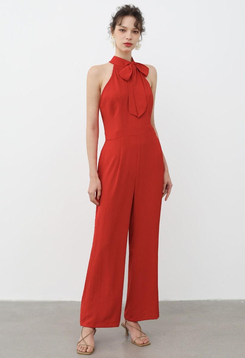 Eleganter Neckholder-Jumpsuit mit Schleife in Orange