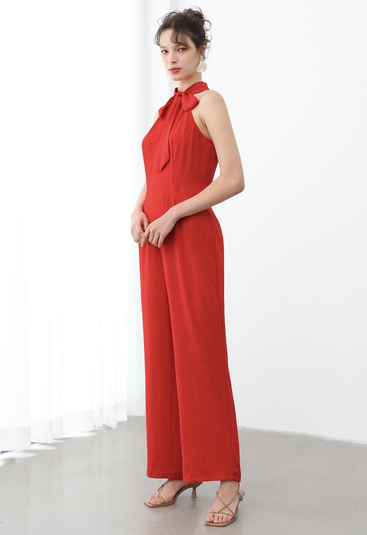 Eleganter Neckholder-Jumpsuit mit Schleife in Orange