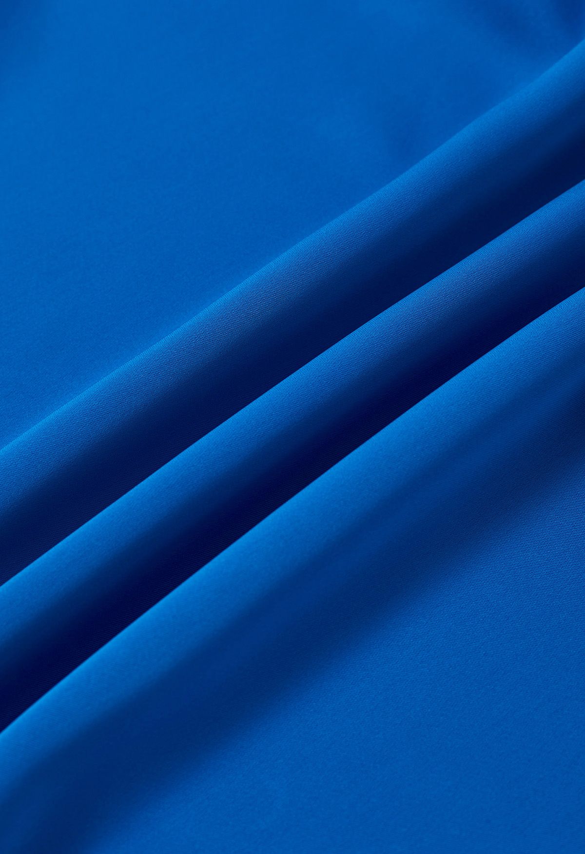 Asymmetrisches, langärmliges Top aus Satin mit Rüschen in Blau