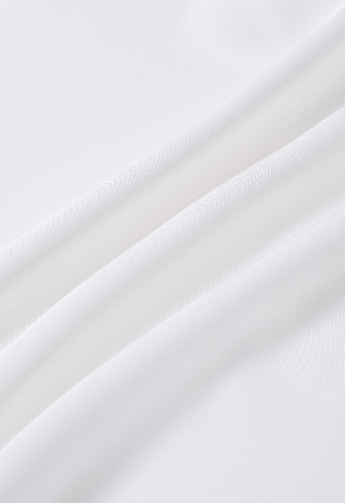 Asymmetrisches, langärmliges Oberteil aus Satin mit Rüschen in Weiß