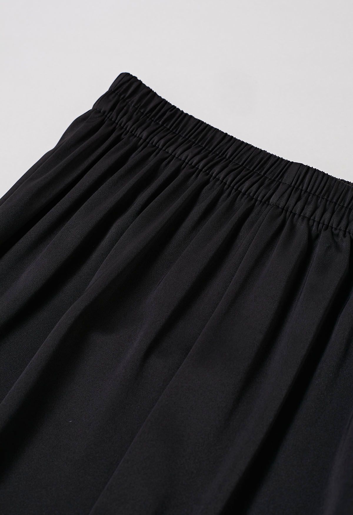 Schlupfhose mit Satin-Finish in Schwarz