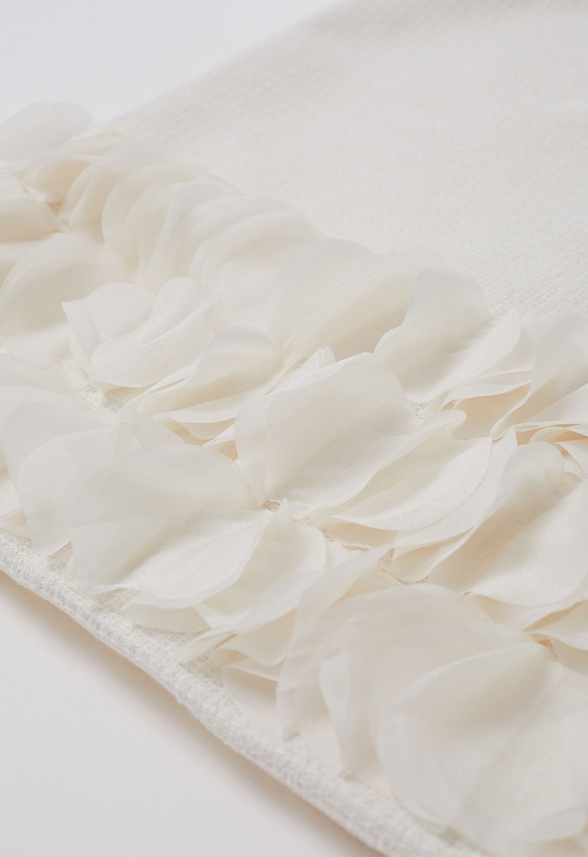 Ärmelloses Tweedkleid mit 3D-Blütenblattsaum in Elfenbein
