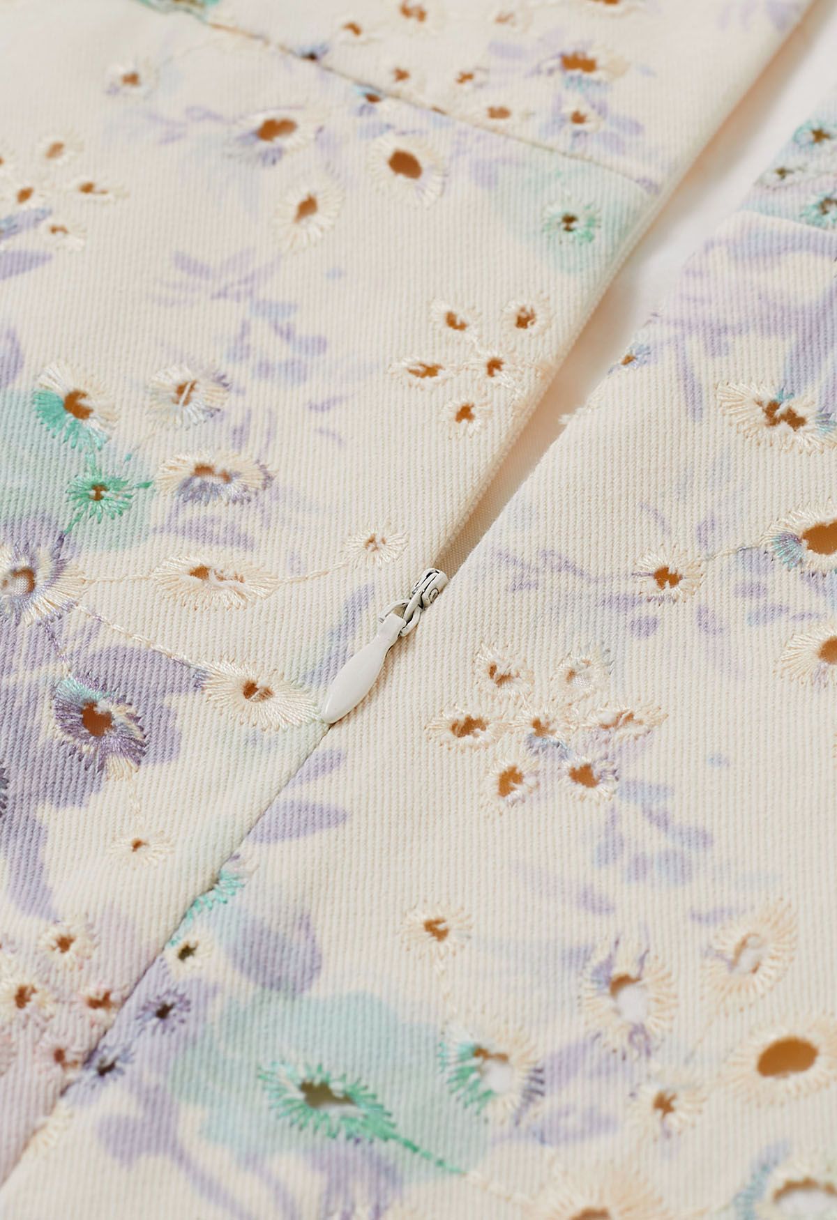 Mit Rosen bedrucktes, mit Ösen besticktes Cami-Jeanskleid in Lavendel