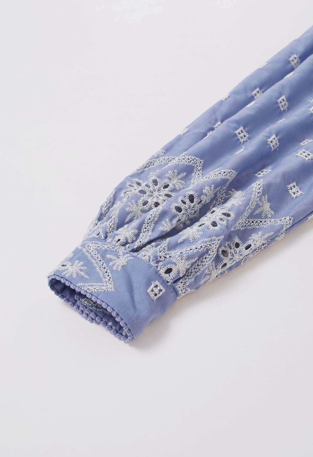 Blaues, mit Ösen besticktes Hemdblusenkleid aus Baumwolle zum Binden an der Taille