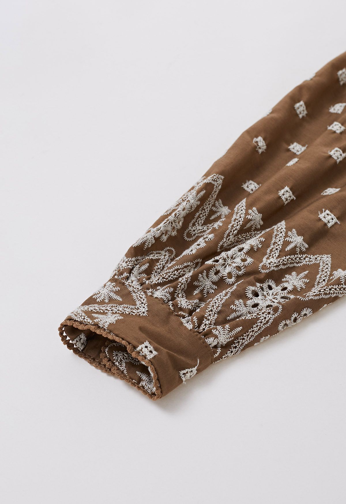 Hemdblusenkleid aus Baumwolle mit Schnürung in der Taille und Ösenstickerei in Braun