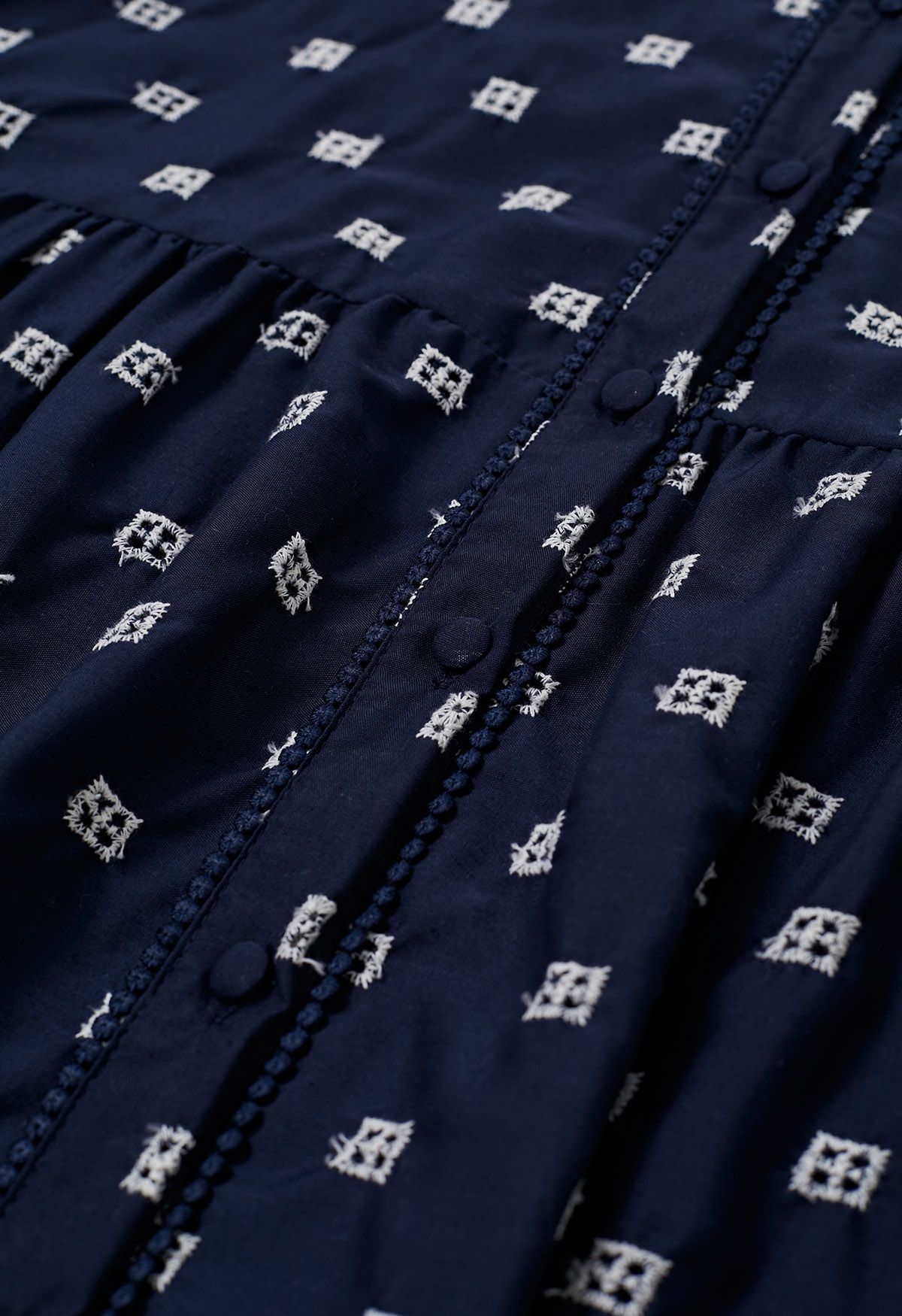 Marineblaues, mit Ösen besticktes Hemdblusenkleid aus Baumwolle zum Binden an der Taille