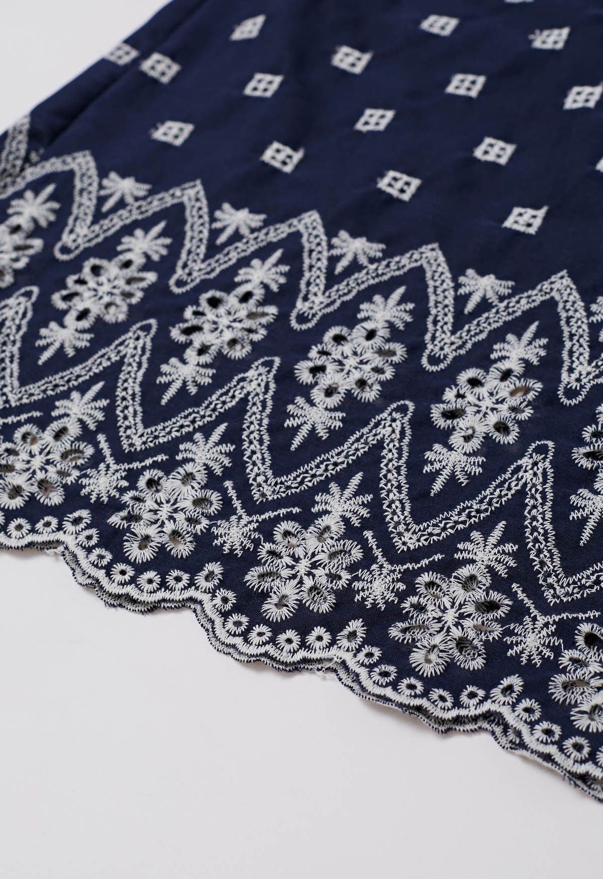 Marineblaues, mit Ösen besticktes Hemdblusenkleid aus Baumwolle zum Binden an der Taille