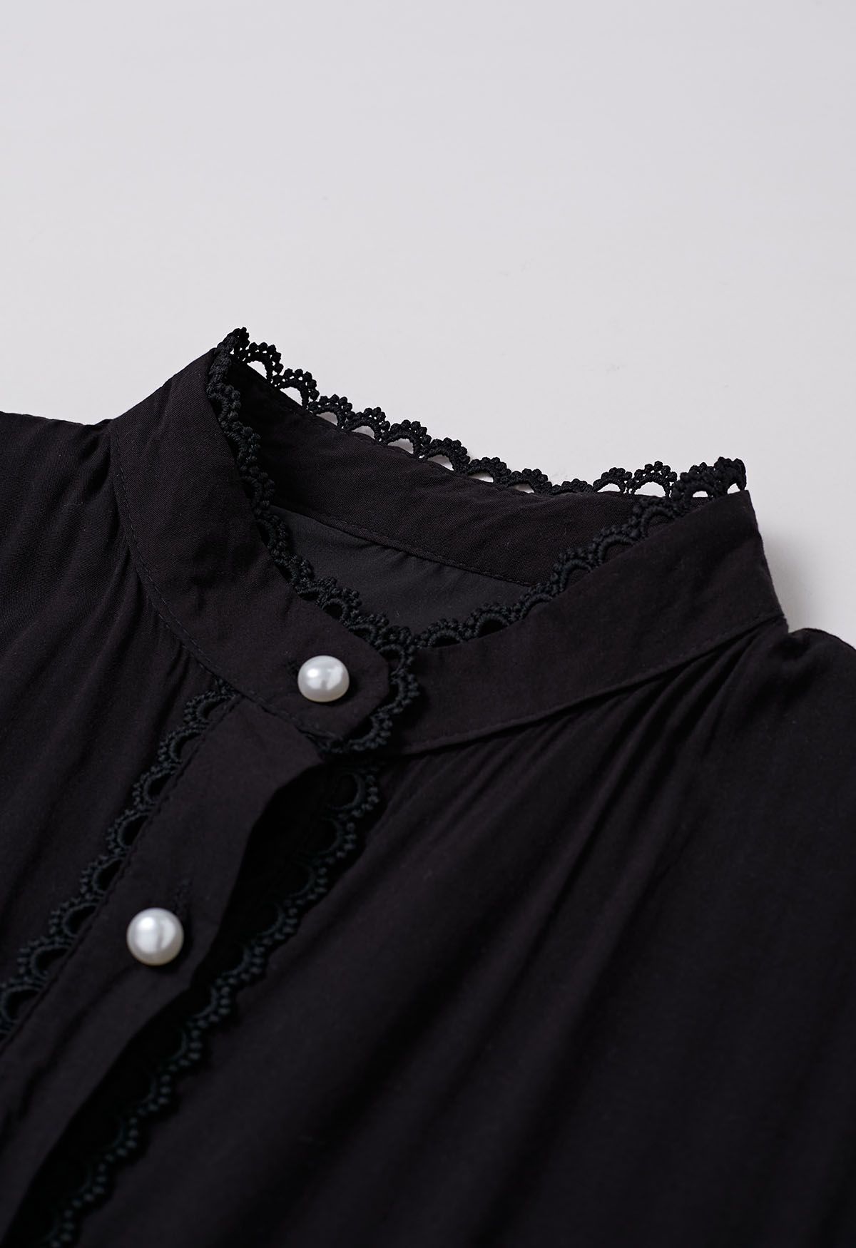 Gehäkeltes, getäfeltes, geknöpftes Kleid mit Bindegürtel in Schwarz