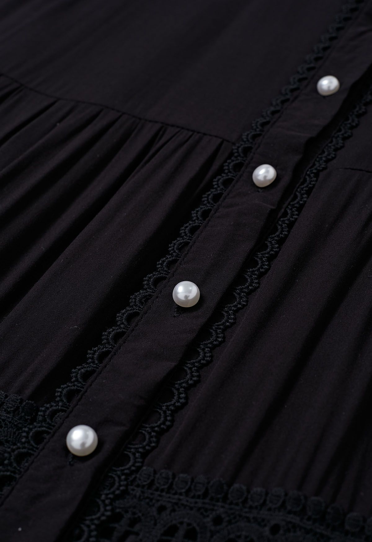 Gehäkeltes, getäfeltes, geknöpftes Kleid mit Bindegürtel in Schwarz