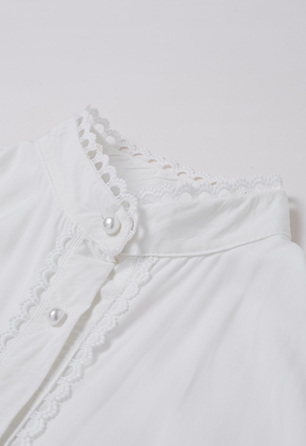 Gehäkeltes, getäfeltes, geknöpftes Kleid mit Bindegürtel in Weiß