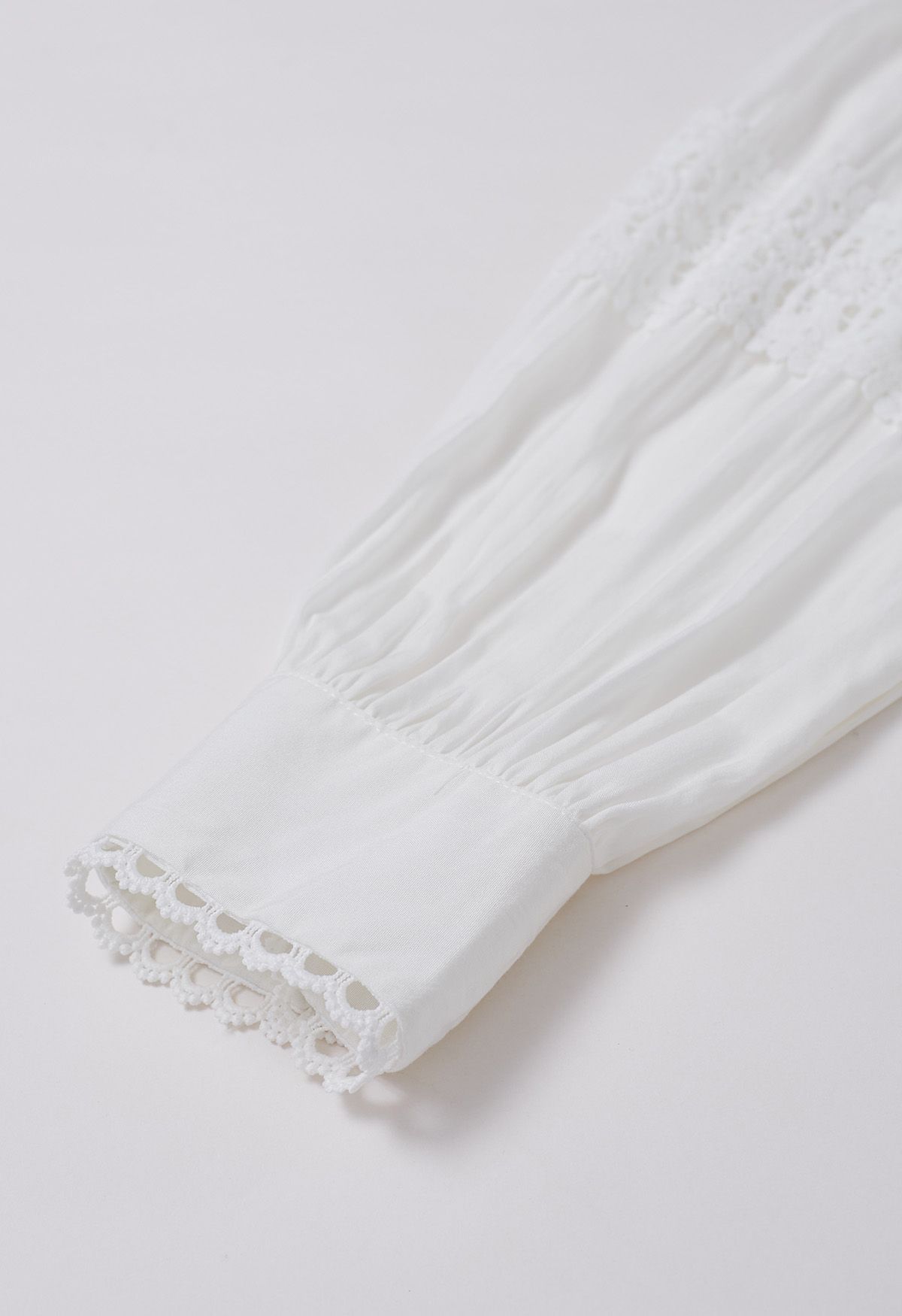 Gehäkeltes, getäfeltes, geknöpftes Kleid mit Bindegürtel in Weiß