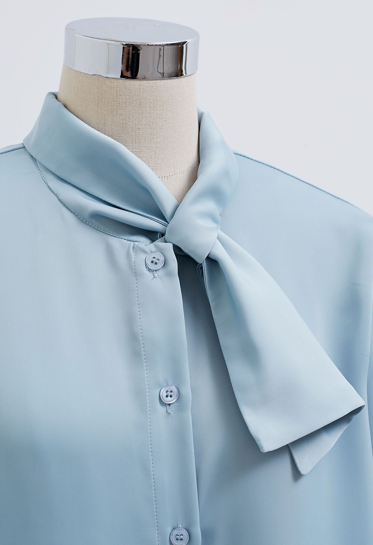 Blaues Satinhemd mit Knopfleiste zum Binden am Hals