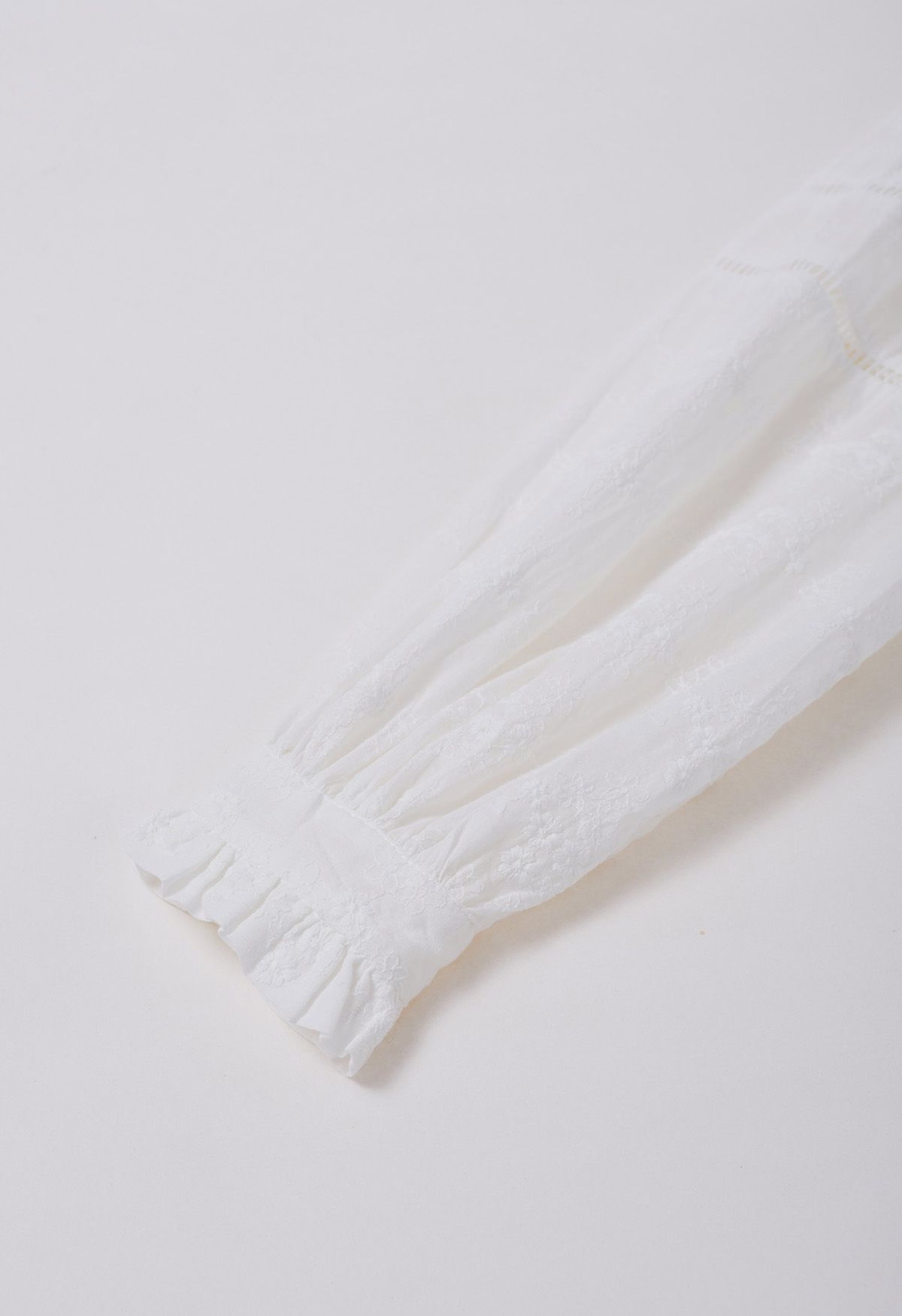 Hemd mit aufgestickten Biesen und Knöpfen „Floret“ in Weiß