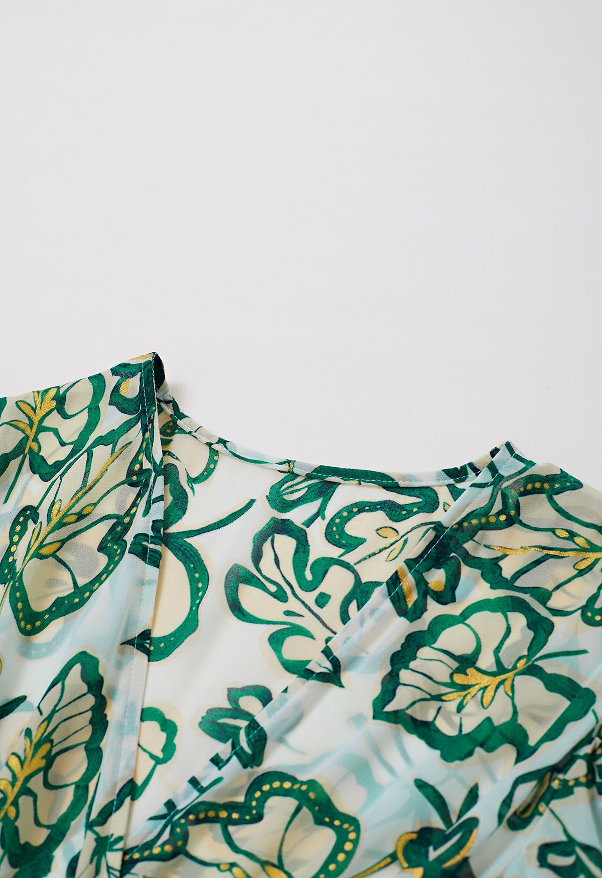 Faux-Wickelkleid mit Blätter-Print und Flatterärmeln