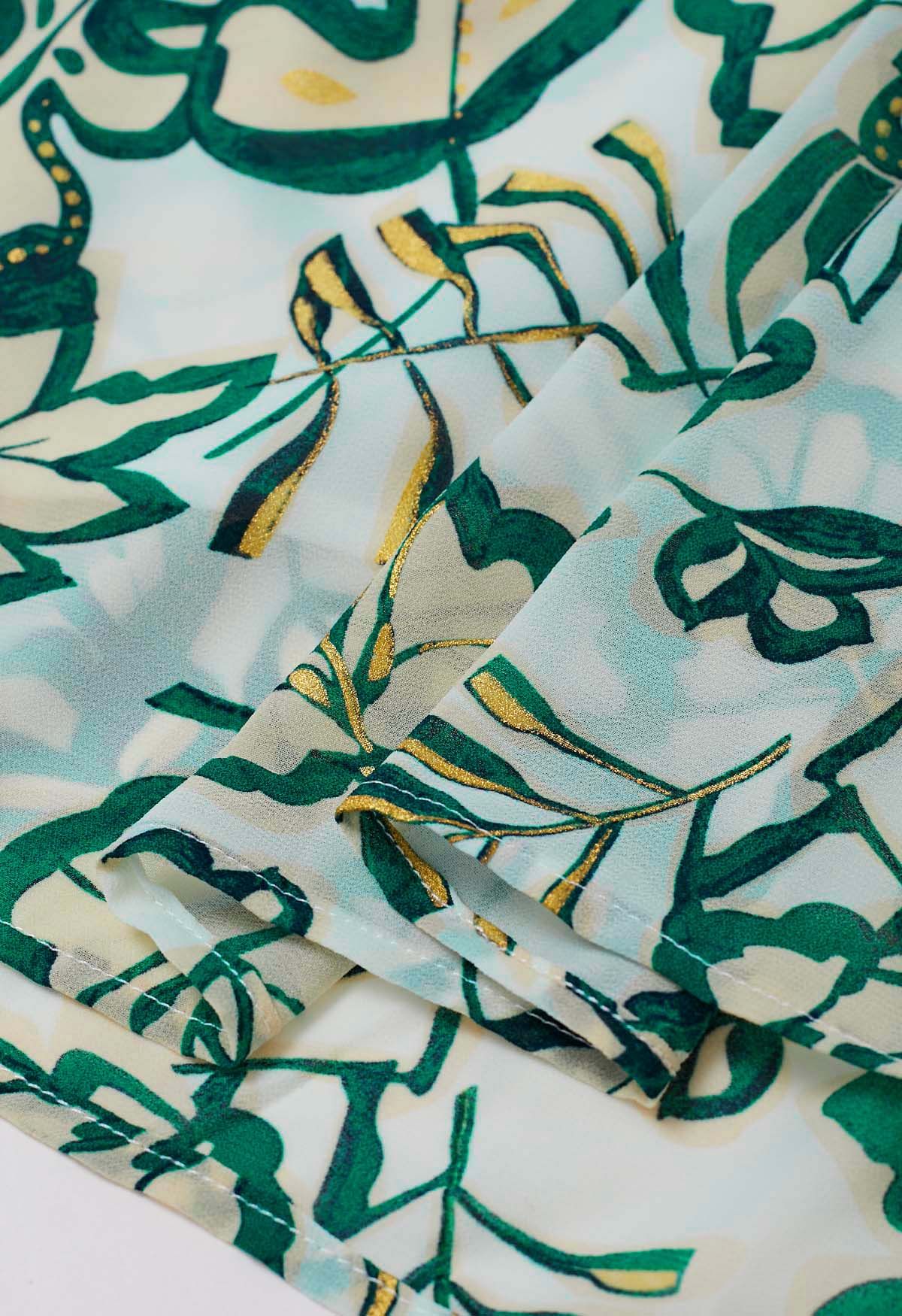 Faux-Wickelkleid mit Blätter-Print und Flatterärmeln