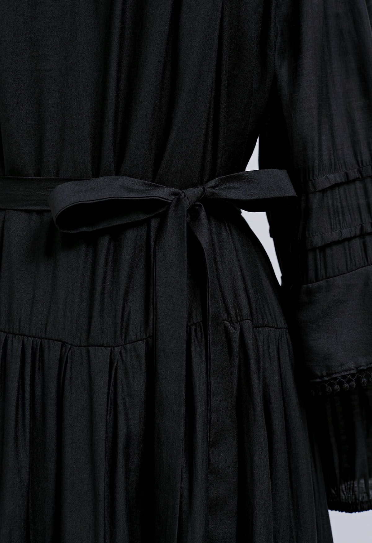 Minikleid mit Fransen-Detail und gestuften Ärmeln in Schwarz