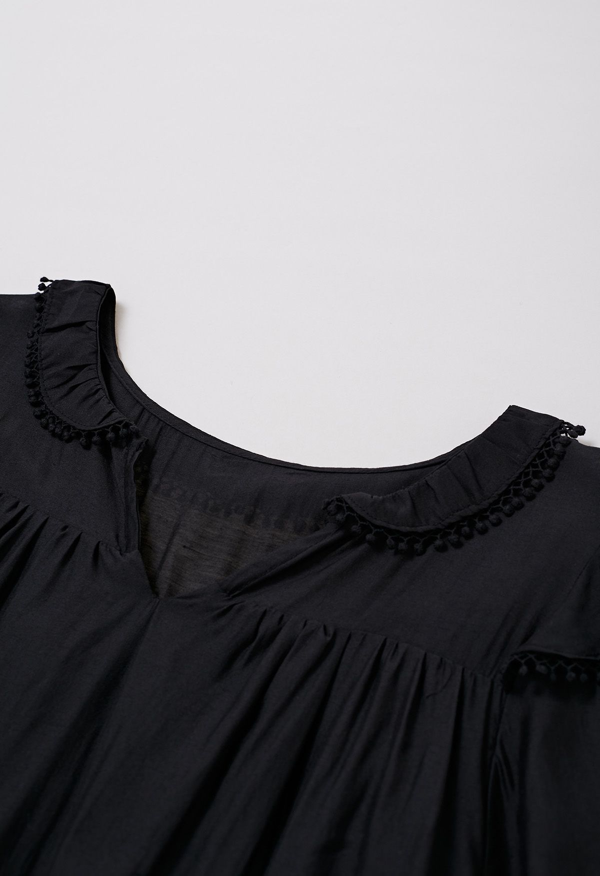 Minikleid mit Fransen-Detail und gestuften Ärmeln in Schwarz