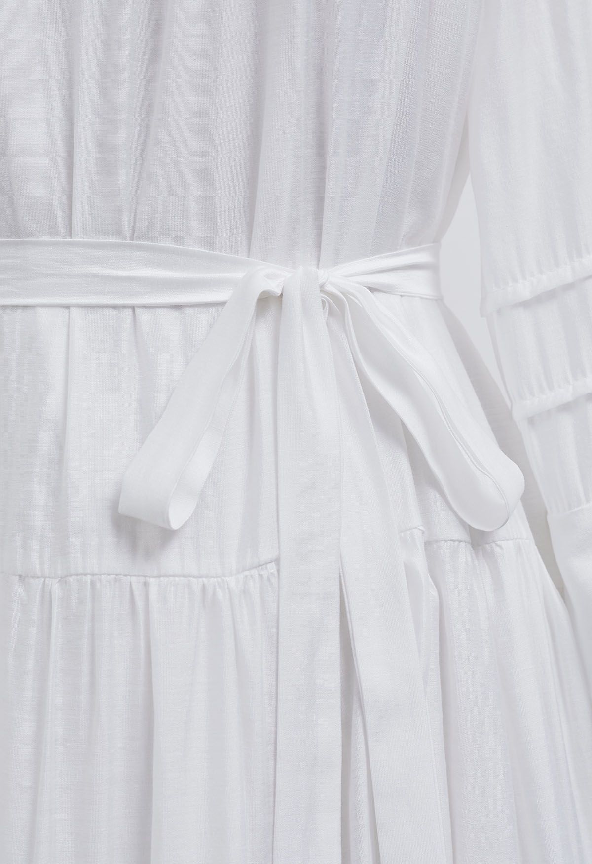 Minikleid mit Fransen-Detail und gestuften Ärmeln in Weiß