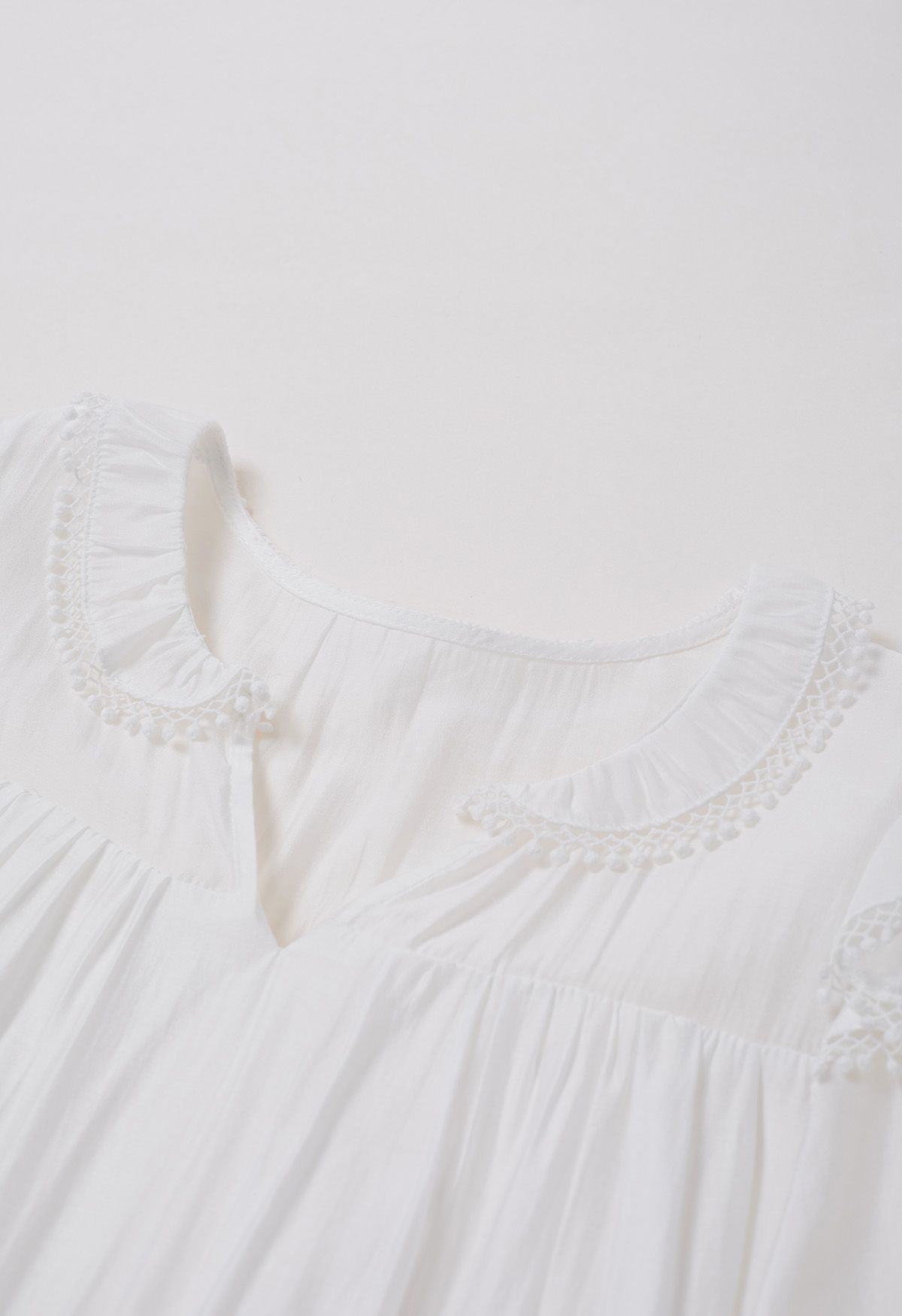 Minikleid mit Fransen-Detail und gestuften Ärmeln in Weiß