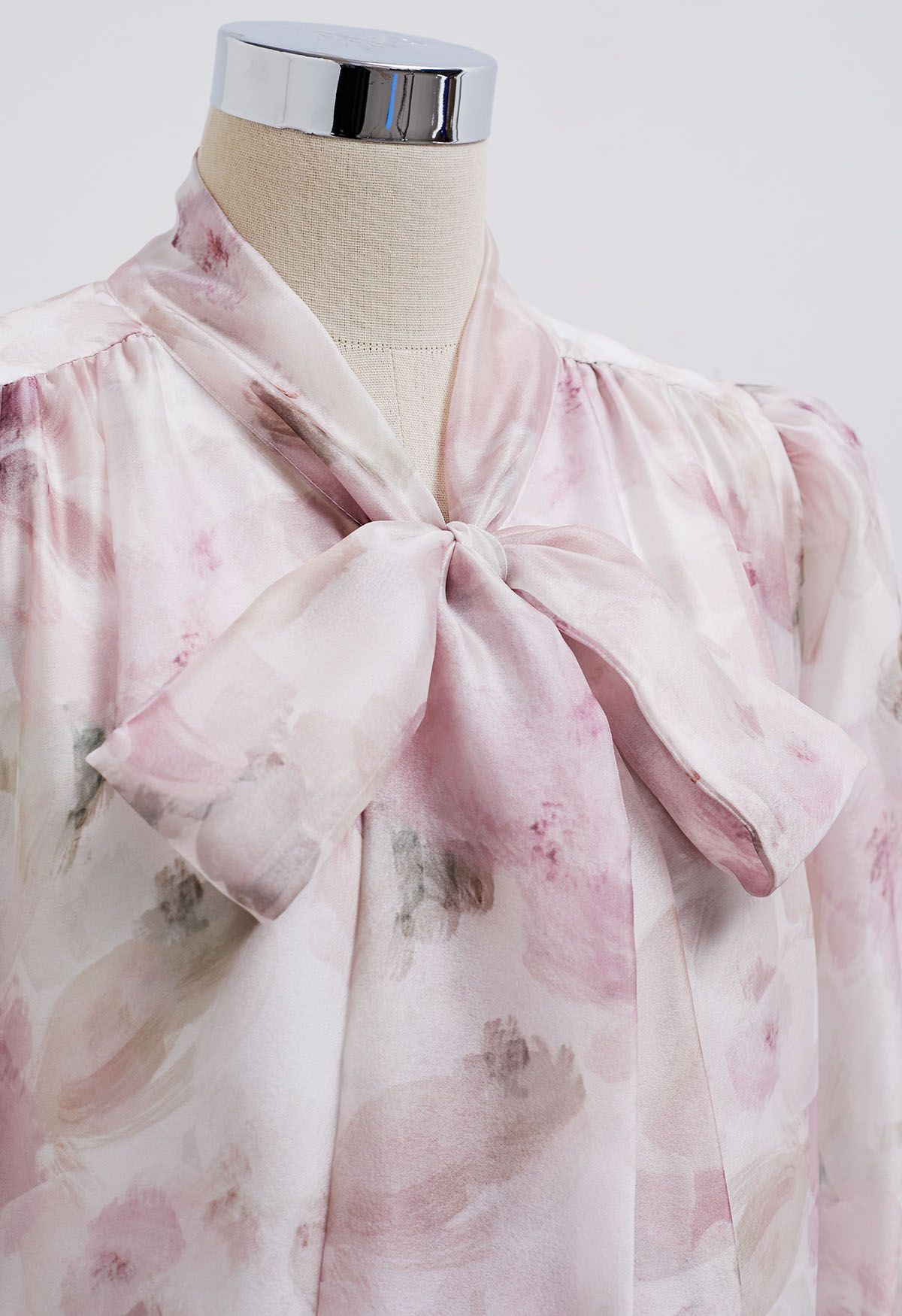 Transparentes Hemd mit Schleife und Aquarellblumenmuster in Rosa
