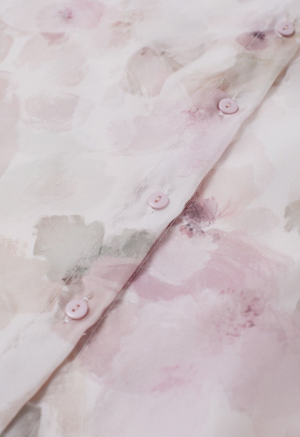 Transparentes Hemd mit Schleife und Aquarellblumenmuster in Rosa