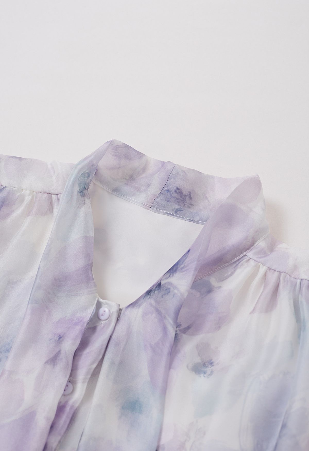 Transparentes Hemd mit Schleife und Aquarellblumenmuster in Flieder