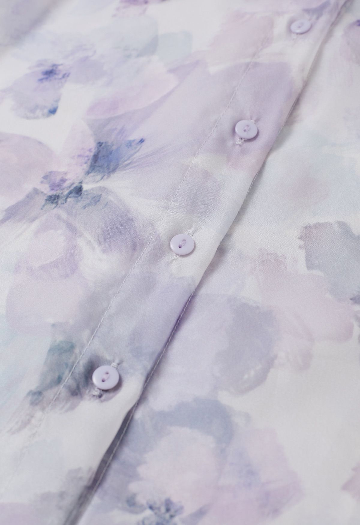 Transparentes Hemd mit Schleife und Aquarellblumenmuster in Flieder