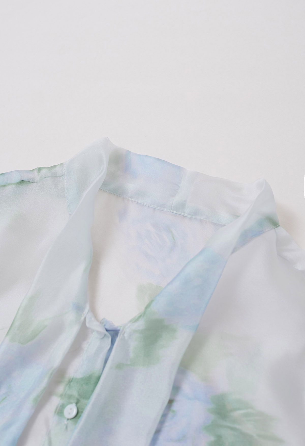 Bezauberndes, transparentes Hemd mit Schleife und Aquarellblumenmuster in Blau