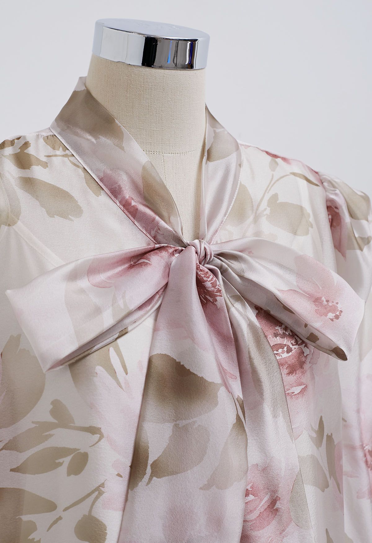 Bezauberndes transparentes Hemd mit Schleife und Aquarellblumenmuster in Rosa