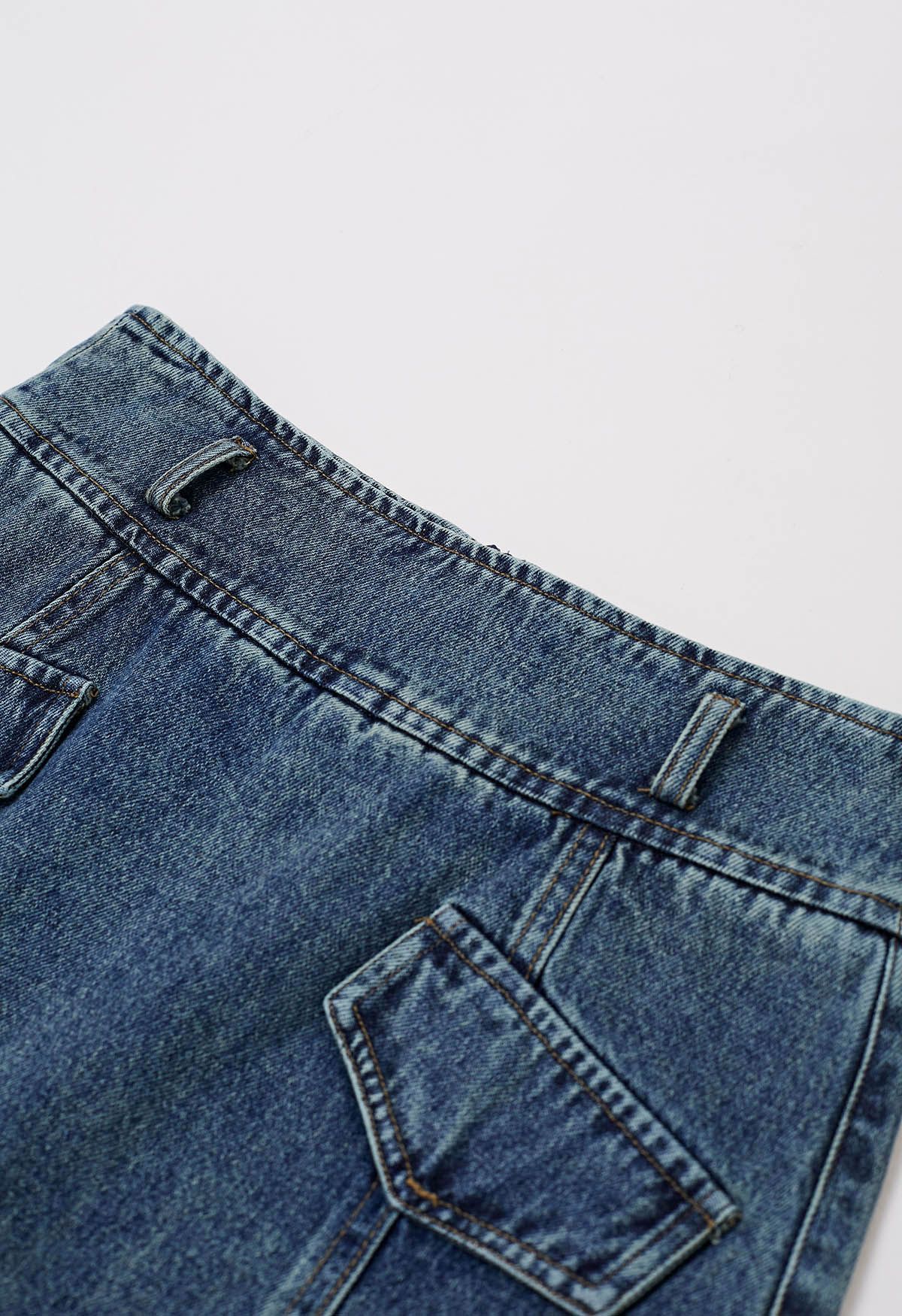 Blauer Jeans-Skort mit falschen Pattentaschen und Gürtel