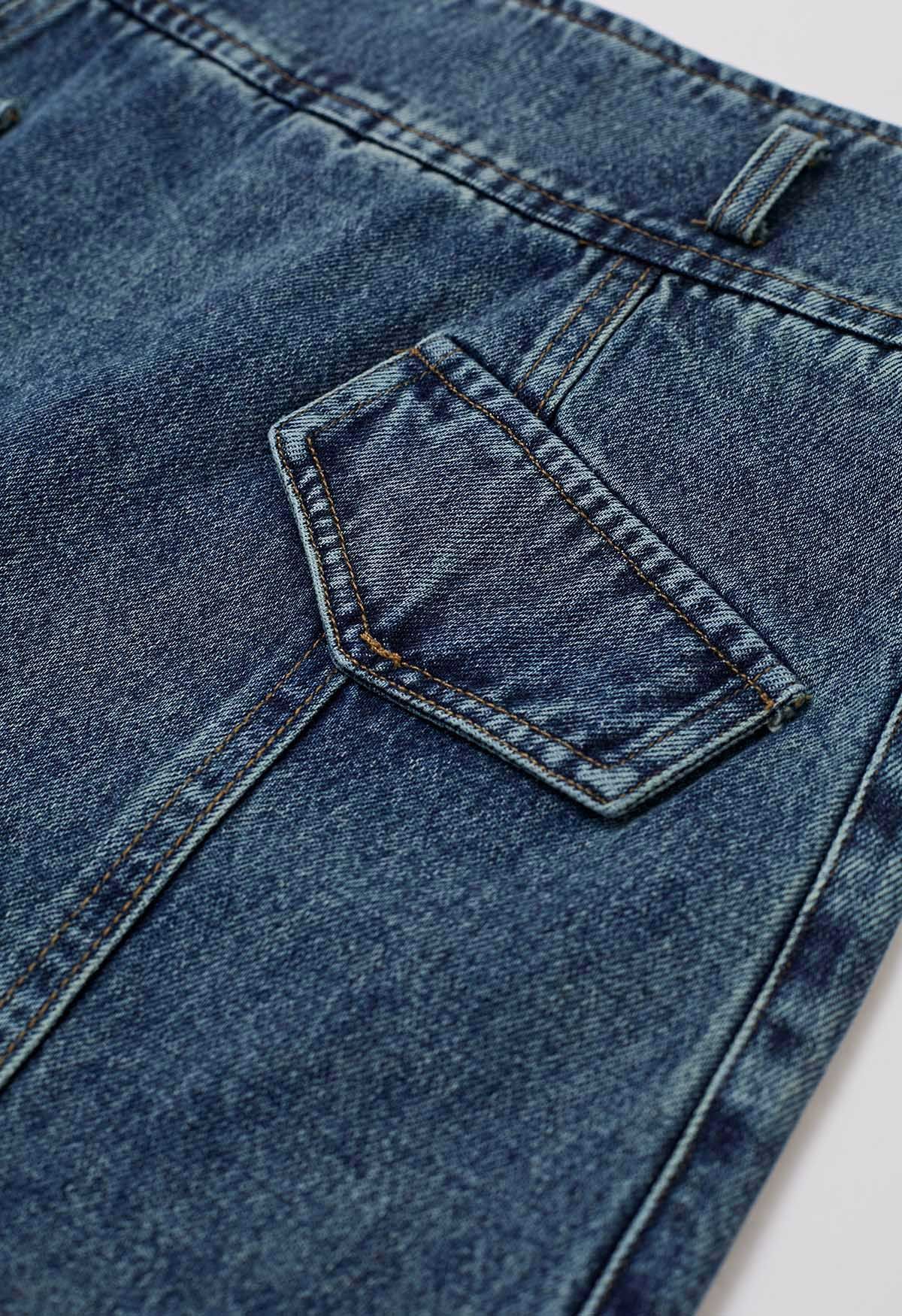 Blauer Jeans-Skort mit falschen Pattentaschen und Gürtel