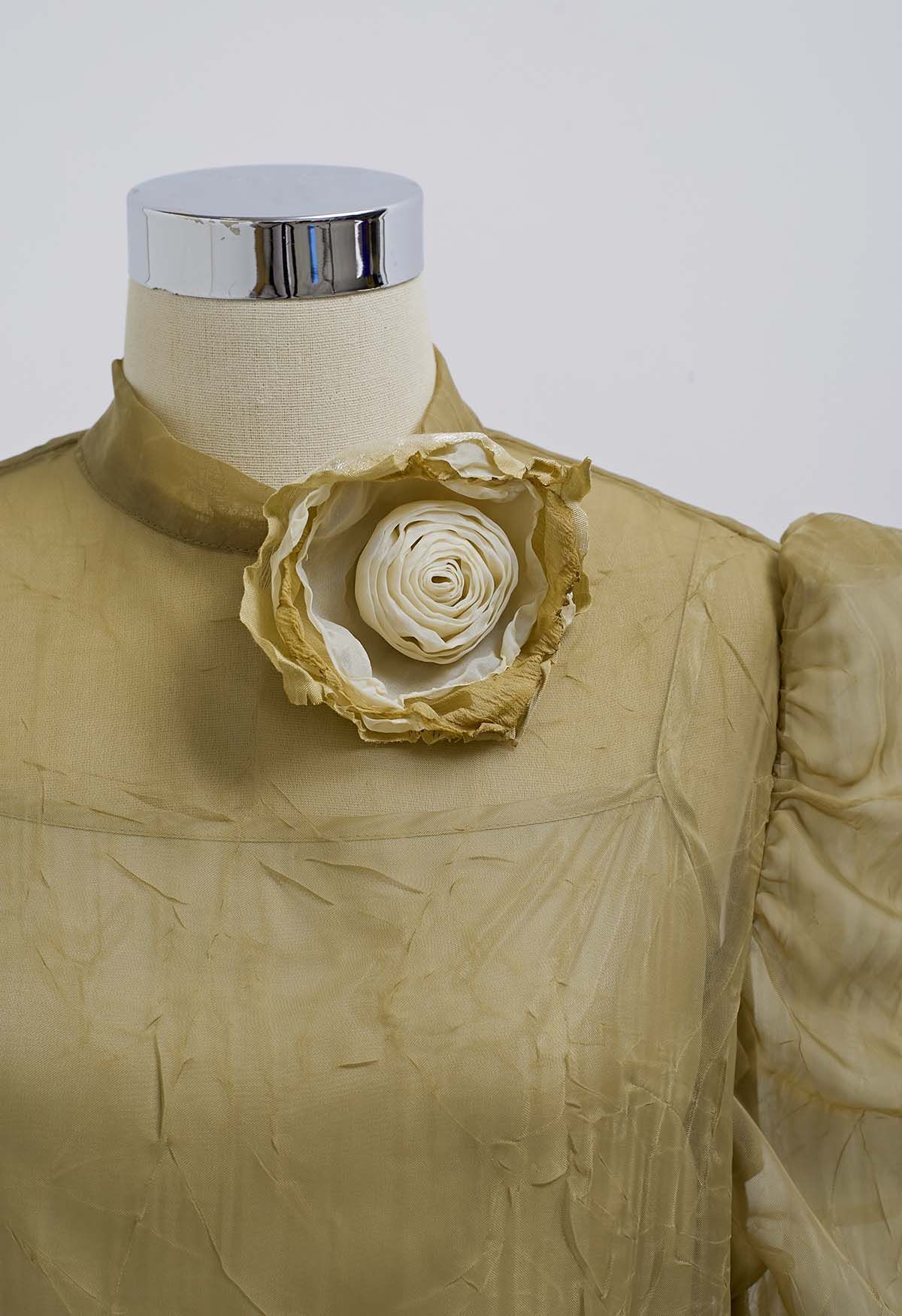 Transparentes Oberteil mit Rose-Brosche und Puffärmeln in Khaki