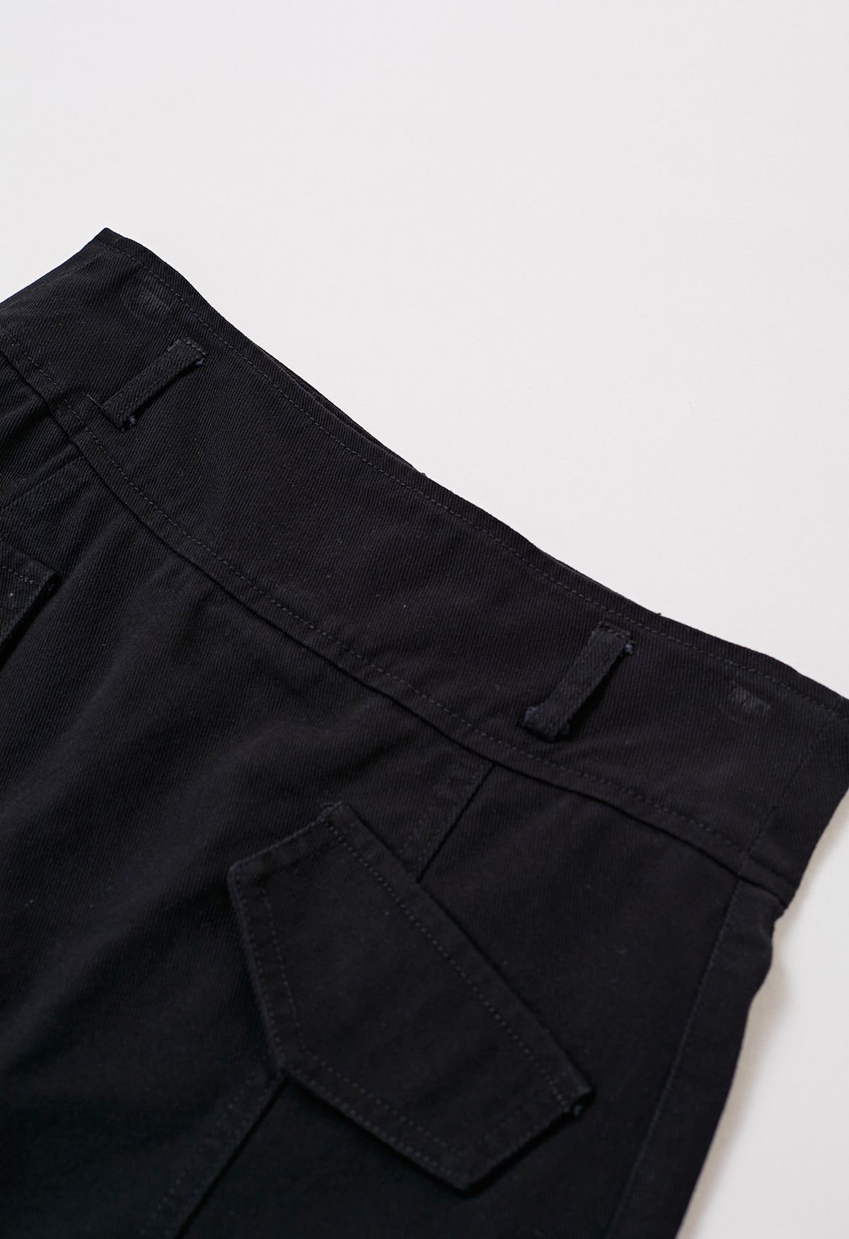 Fake-Jeans-Skorts mit Pattentaschen und Gürtel in Schwarz
