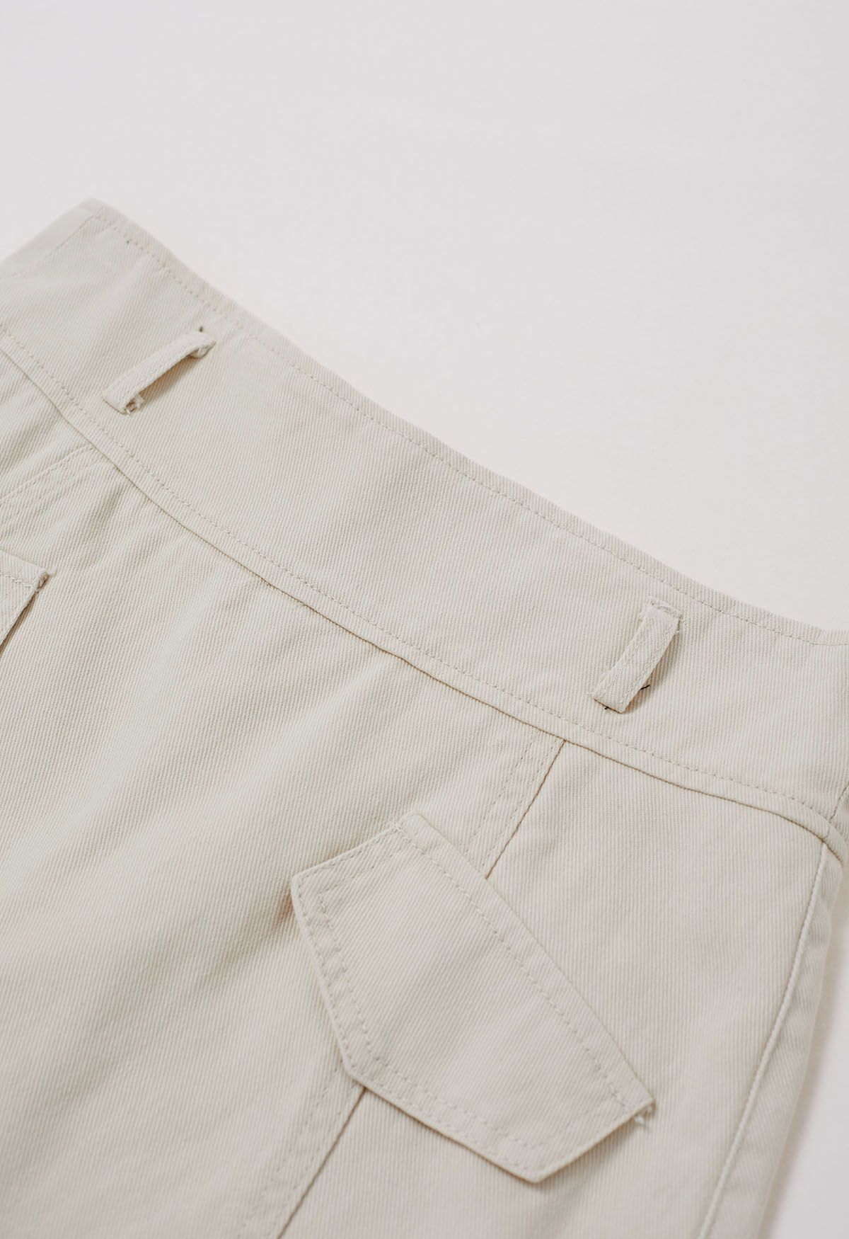 Jeans-Skorts mit falschen Pattentaschen und Gürtel in Elfenbein