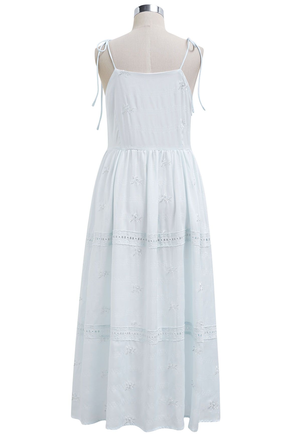 Camisole-Kleid mit Paillettenstickerei und Bindegürtel an den Schultern in Babyblau