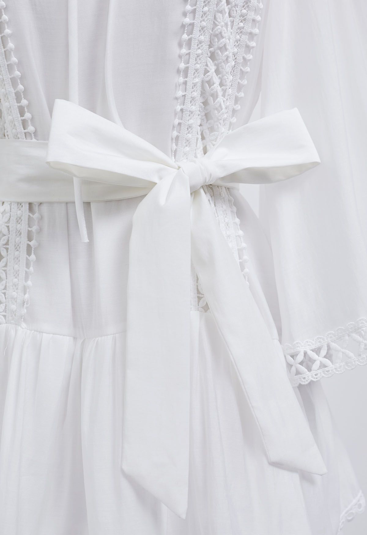 Gestuftes Kleid mit Cutwork-Besatz und ausgestellten Ärmeln in Weiß